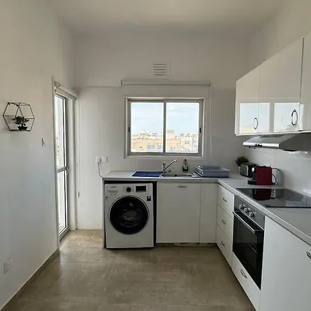 Two Bedroom In Downtown 라르나카